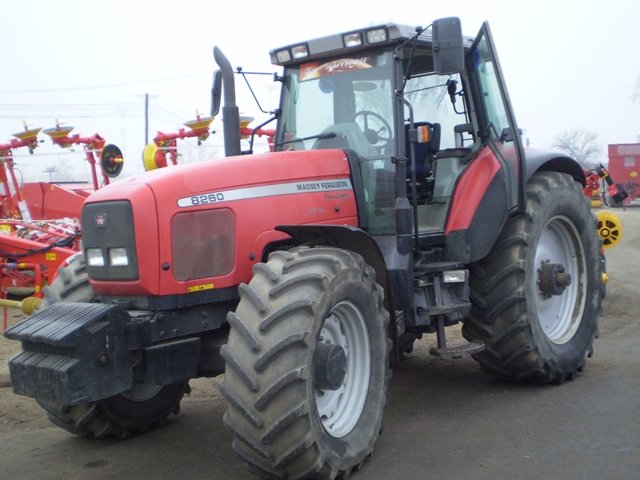 Photo du Tracteurs agricoles MF 8260 Powershift Plus